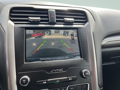 Used 2020 Ford Fusion SE image 16