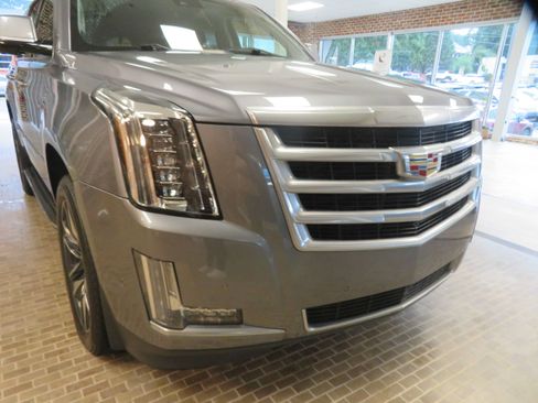 Used 2018 Cadillac Escalade Luxury AWD/4WD image 76