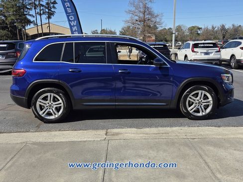 Used 2021 Mercedes-Benz GLB 250 4MATIC w/ Premium Package image 4