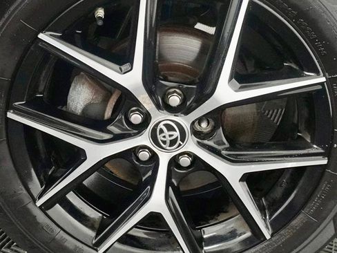 Used 2017 Toyota RAV4 SE image 3