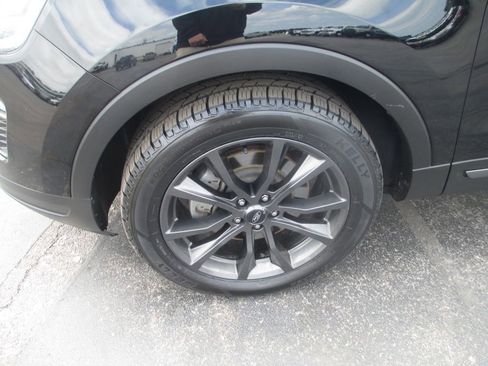 Used 2018 Ford Explorer XLT w/ Equipment Group 202A AWD/4WD image 14