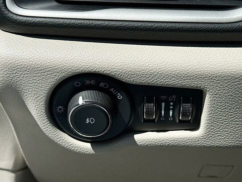 Used 2023 Chrysler Pacifica Touring-L FWD image 8
