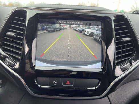 Used 2019 Jeep Cherokee Limited image 24