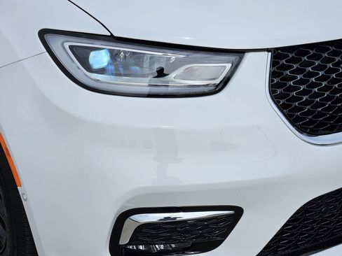 Used 2025 Chrysler Pacifica Select image 9