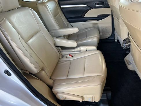 Used 2015 Toyota Highlander XLE FWD image 13