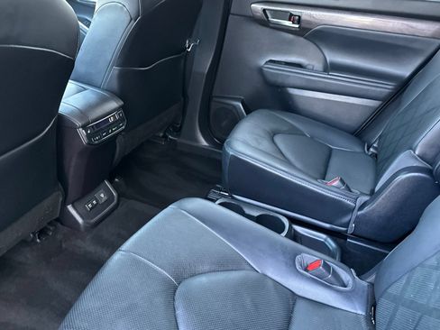 Certified 2021 Toyota Highlander Platinum AWD/4WD image 12