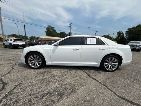 Used 2019 Chrysler 300 Touring w/ Chrome Appearance Package RWD image 2