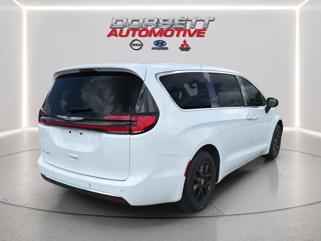 Used 2023 Chrysler Pacifica Touring-L FWD image 30
