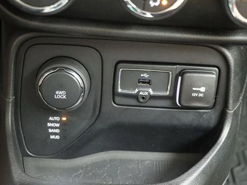 Used 2015 Jeep Renegade Latitude w/ Popular Equipment Group image 24