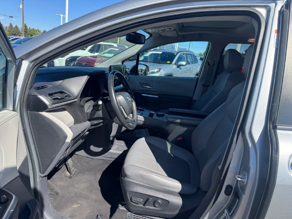 Used 2024 Toyota Sienna XLE FWD image 4