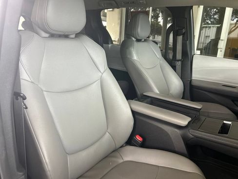 Used 2025 Toyota Sienna XLE FWD image 24