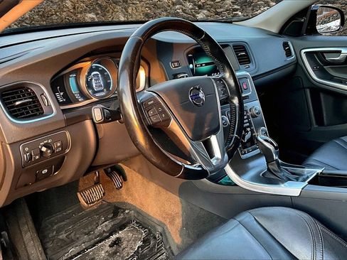 Used 2016 Volvo V60 T5 Cross Country w/ Climate Package image 11