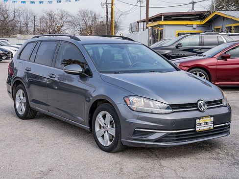 Used 2018 Volkswagen Golf SE image 3