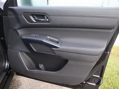 Used 2025 Nissan Pathfinder S image 47