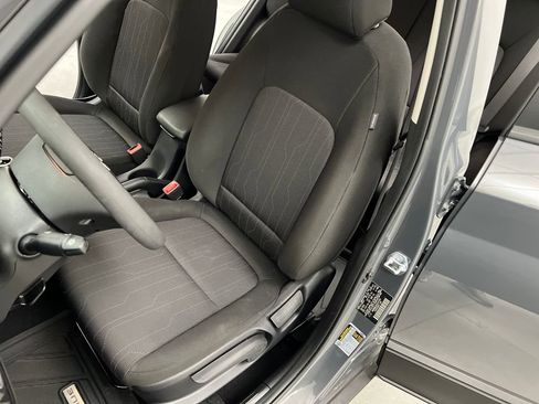 Used 2025 Hyundai Venue SE image 9