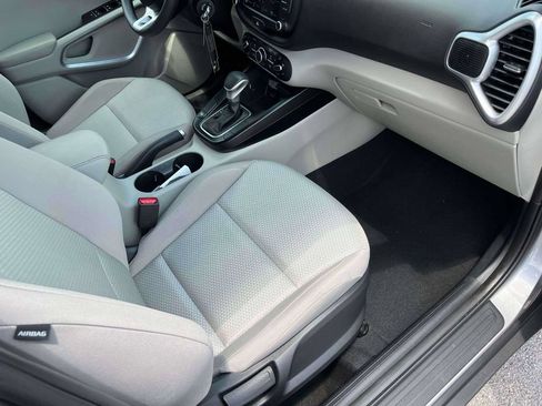 Used 2025 Kia Soul LX w/ LX Technology Package FWD image 11
