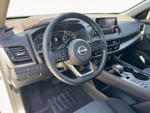 Used 2023 Nissan Rogue SV FWD image 4