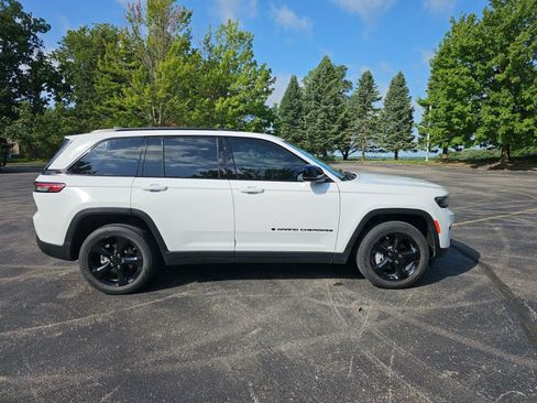 Used 2023 Jeep Grand Cherokee Limited w/ Black Appearance Package AWD/4WD image 7