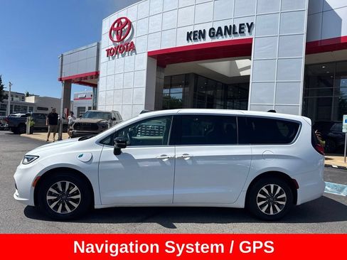 Used 2024 Chrysler Pacifica Limited FWD image 3