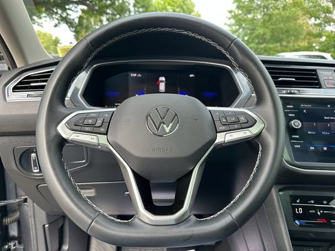 Used 2022 Volkswagen Tiguan SE AWD/4WD image 12