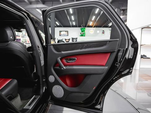 Used 2019 Bentley Bentayga image 25