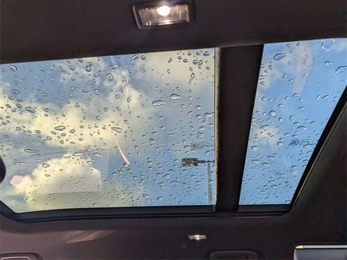 Used 2024 Land Rover Defender 110 X-Dynamic SE image 9