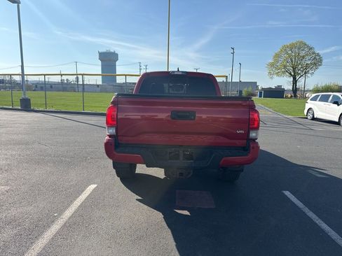 Used 2016 Toyota Tacoma TRD Off-Road w/ Premium & Technology Package image 3