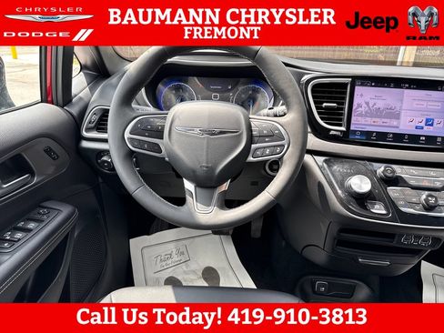 Used 2025 Chrysler Pacifica Select FWD image 13