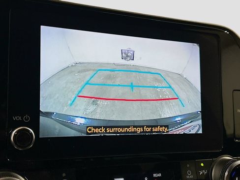 Used 2023 Toyota Highlander XLE FWD image 11