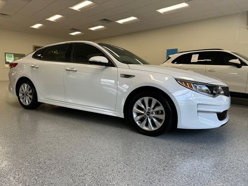 Used 2018 Kia Optima EX w/ Premium Package image 10