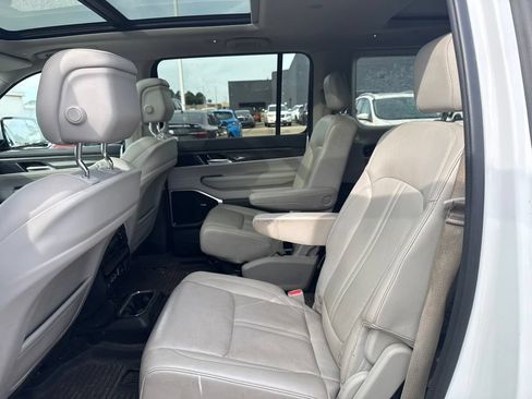 Used 2022 Jeep Wagoneer Series III w/ Premium Group I AWD/4WD image 11