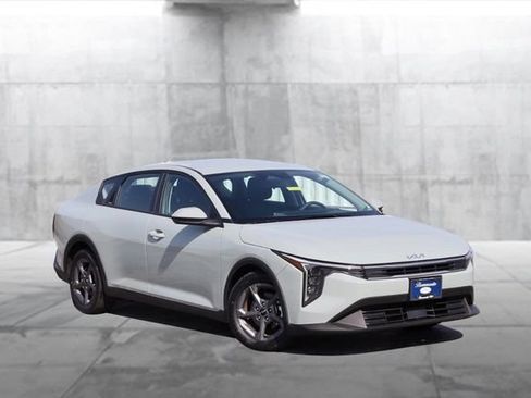 Used 2025 Kia K4 FWD image 2
