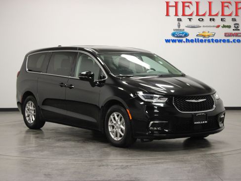Used 2024 Chrysler Pacifica Touring-L FWD image 1