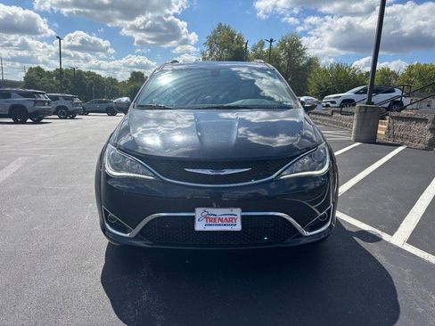 Used 2020 Chrysler Pacifica Limited image 9