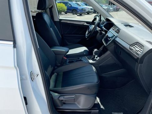 Used 2024 Volkswagen Tiguan SE w/ Panoramic Sunroof Package FWD image 19