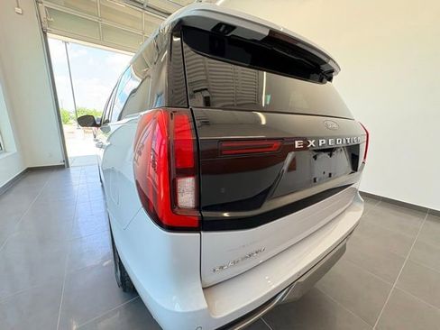 Used 2025 Ford Expedition Platinum AWD/4WD image 4
