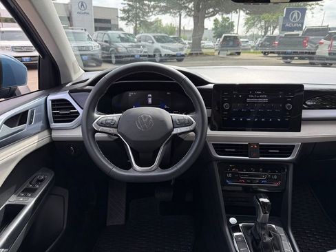 Used 2025 Volkswagen Taos SE AWD/4WD image 2