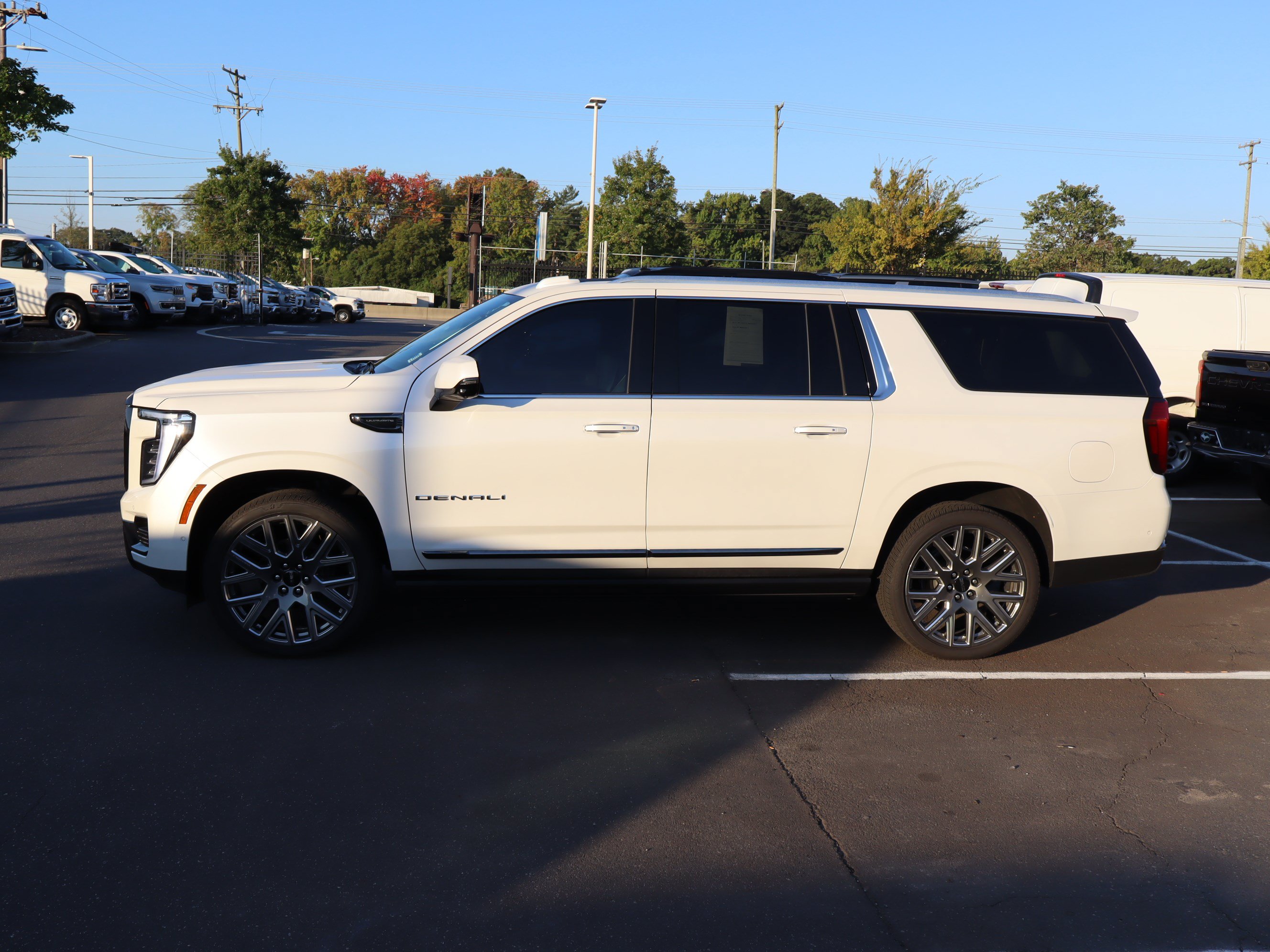 Used 2025 GMC Yukon XL Denali Ultimate AWD/4WD image 18