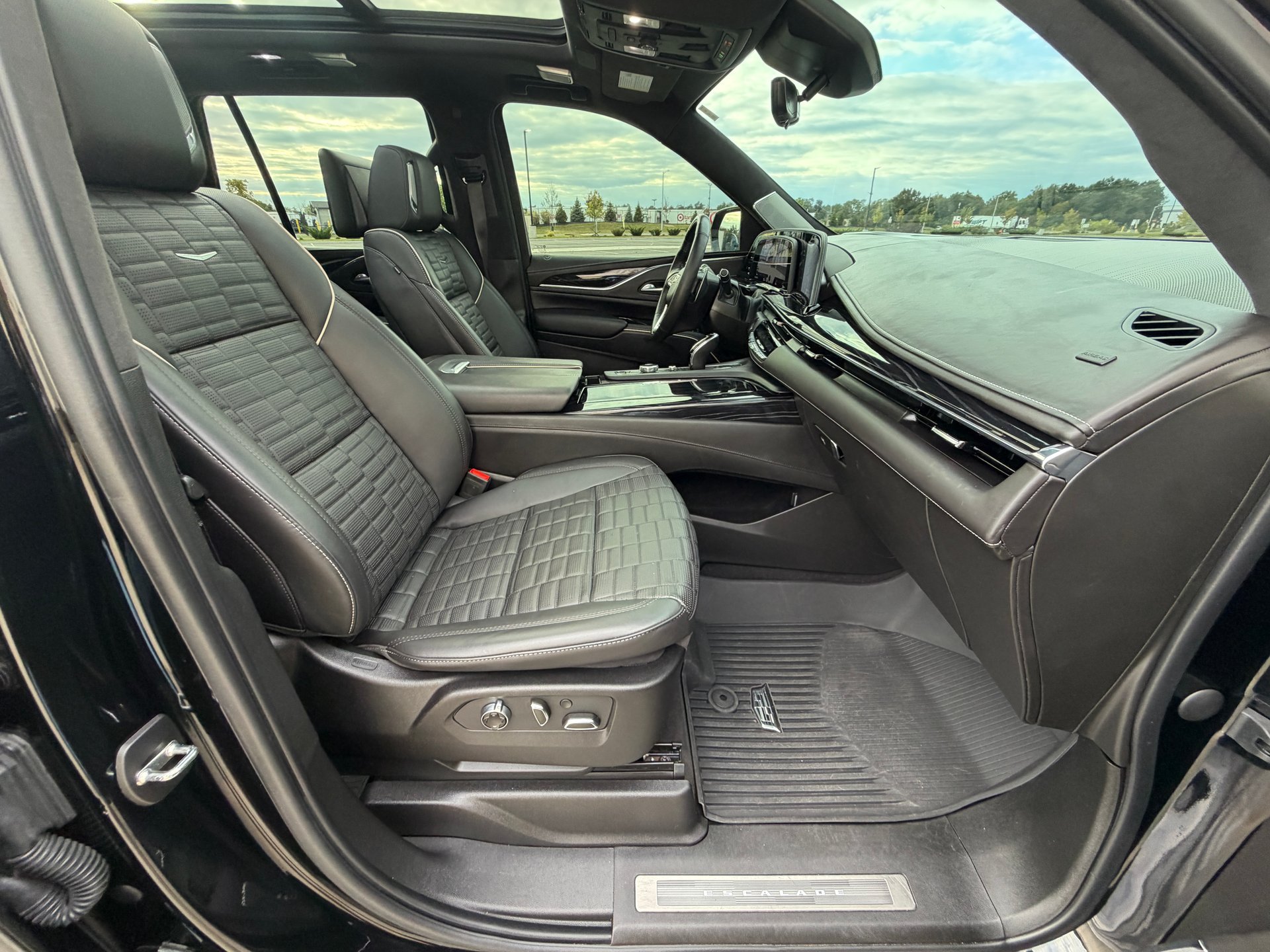 Used 2023 Cadillac Escalade V w/ LPO, ONYX Package AWD/4WD image 31