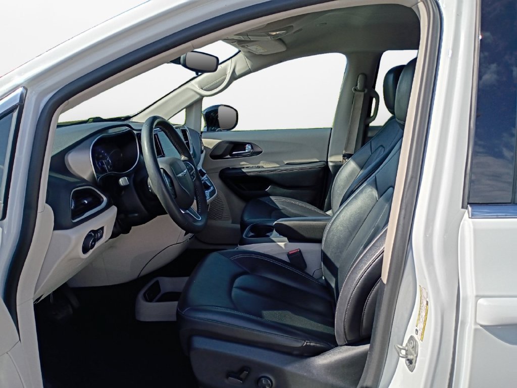 Used 2024 Chrysler Pacifica Touring-L FWD image 10