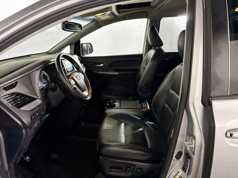 Used 2015 Toyota Sienna SE w/ SE Preferred Package FWD image 11