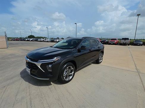 Used 2026 Chevrolet Trax LT FWD image 1