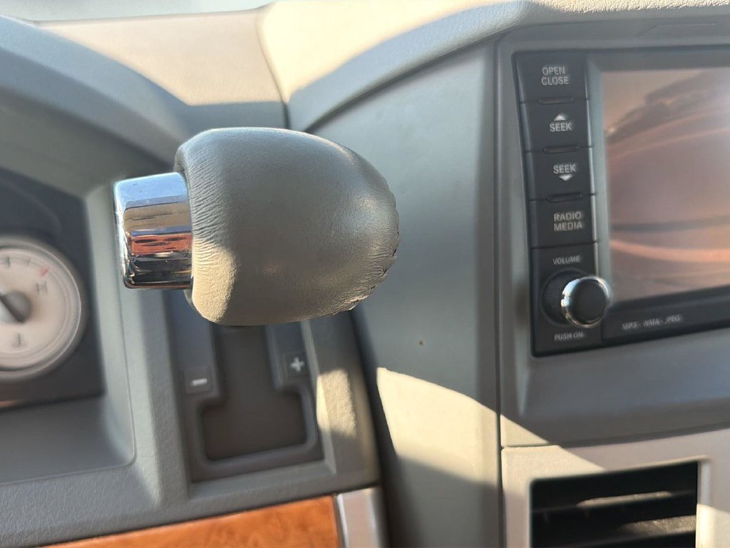 Used 2010 Chrysler Town & Country Limited w/ Entertainment Group #3 FWD image 27