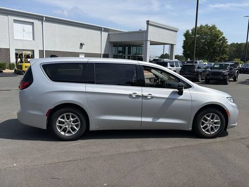 Used 2024 Chrysler Pacifica Touring-L FWD image 5