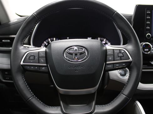 Used 2022 Toyota Highlander XLE AWD/4WD image 32