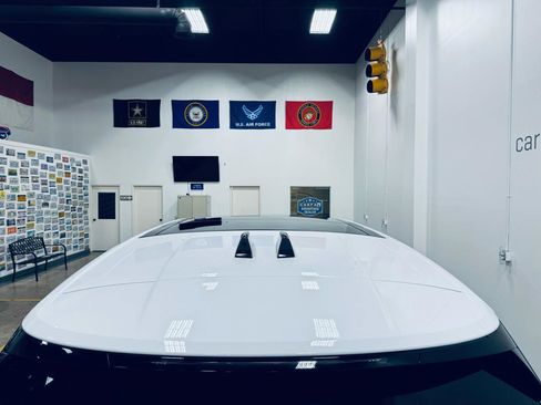 Used 2025 Land Rover Range Rover Long Wheelbase SE image 16