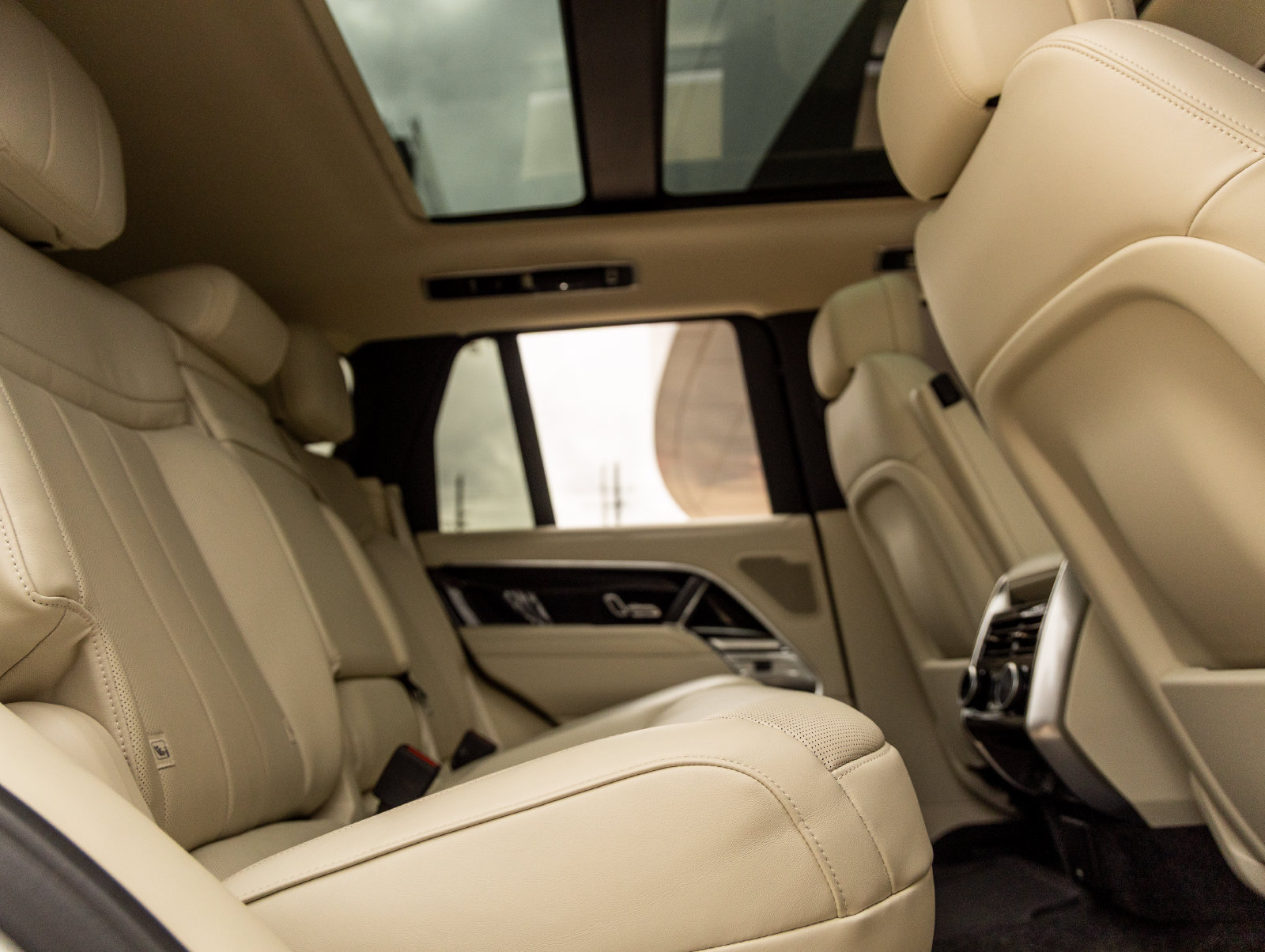Used 2025 Land Rover Range Rover SE AWD/4WD image 38