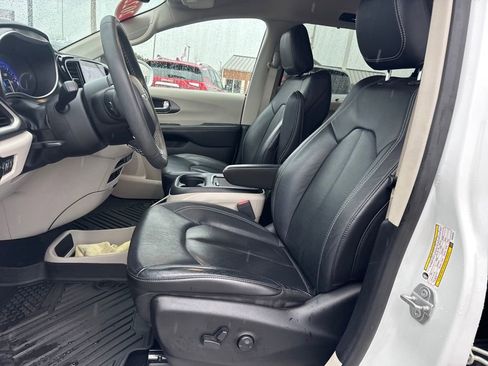 Used 2022 Chrysler Pacifica Touring-L image 19