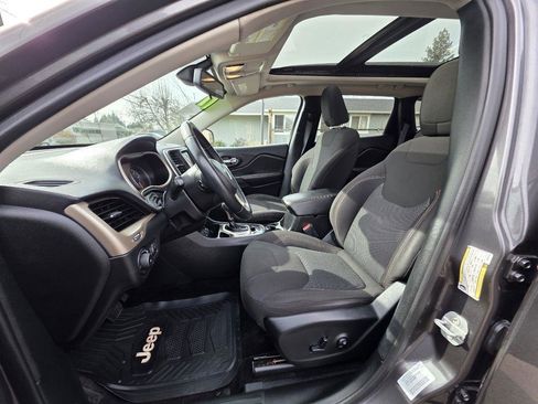 Used 2017 Jeep Cherokee 75th Anniversary image 13