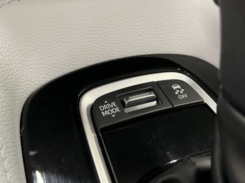 Used 2025 Toyota Corolla SE image 30